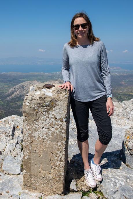 Julie-at-the-Summit.jpg.optimal ▷ Senderismo Monte Zas en la isla de Naxos