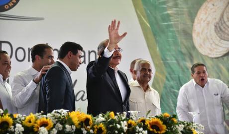 Cientos de productores agropecuarios piden cuatro años más a Danilo.