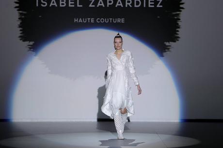 Las novias Bravas 2020 de Isabel Zapardíez pisan con fuerza la pasarela de Valmont Barcelona Bridal Week