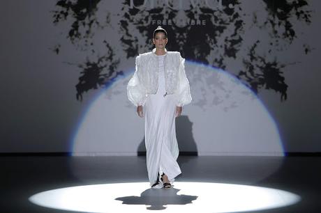 Las novias Bravas 2020 de Isabel Zapardíez pisan con fuerza la pasarela de Valmont Barcelona Bridal Week