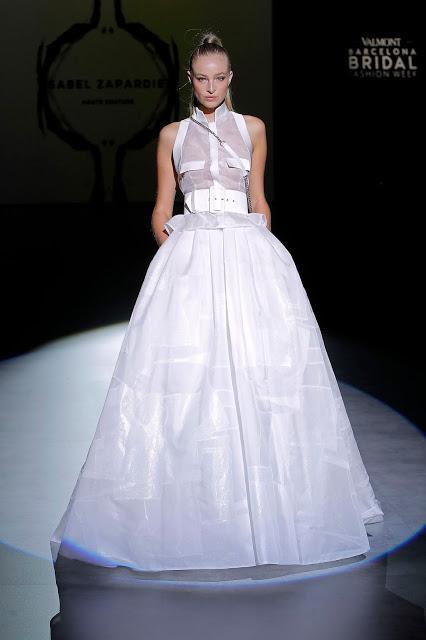 Las novias Bravas 2020 de Isabel Zapardíez pisan con fuerza la pasarela de Valmont Barcelona Bridal Week