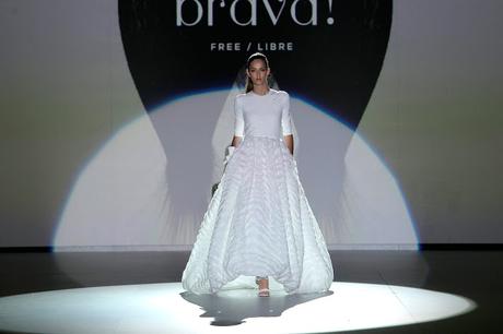 Las novias Bravas 2020 de Isabel Zapardíez pisan con fuerza la pasarela de Valmont Barcelona Bridal Week