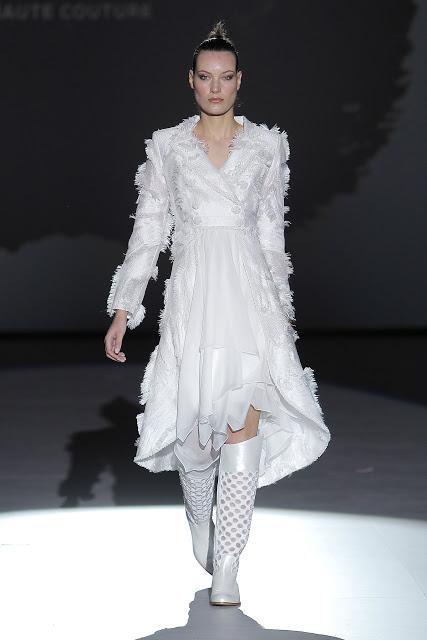 Las novias Bravas 2020 de Isabel Zapardíez pisan con fuerza la pasarela de Valmont Barcelona Bridal Week