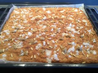 Torta de chicharrones (coca de llardons)