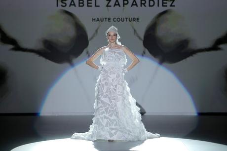 Las novias Bravas 2020 de Isabel Zapardíez pisan con fuerza la pasarela de Valmont Barcelona Bridal Week