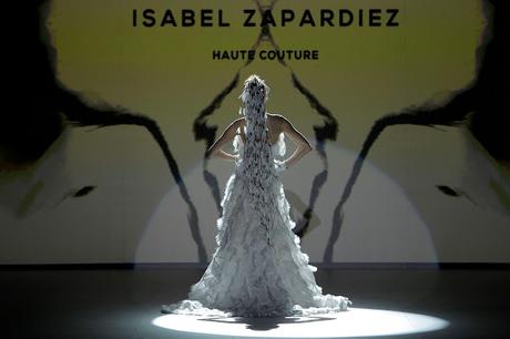 Las novias Bravas 2020 de Isabel Zapardíez pisan con fuerza la pasarela de Valmont Barcelona Bridal Week