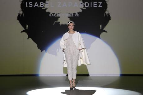 Las novias Bravas 2020 de Isabel Zapardíez pisan con fuerza la pasarela de Valmont Barcelona Bridal Week