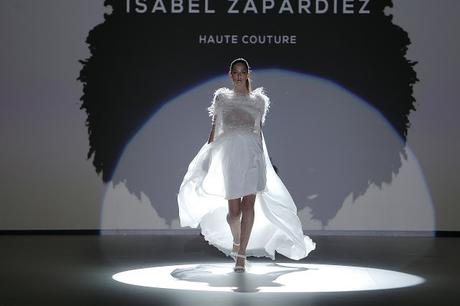 Las novias Bravas 2020 de Isabel Zapardíez pisan con fuerza la pasarela de Valmont Barcelona Bridal Week