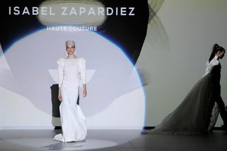 Las novias Bravas 2020 de Isabel Zapardíez pisan con fuerza la pasarela de Valmont Barcelona Bridal Week