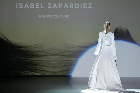 Las novias Bravas 2020 de Isabel Zapardíez pisan con fuerza la pasarela de Valmont Barcelona Bridal Week