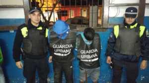 Escapaban tras un robo y chocaron contra el auto de un policía