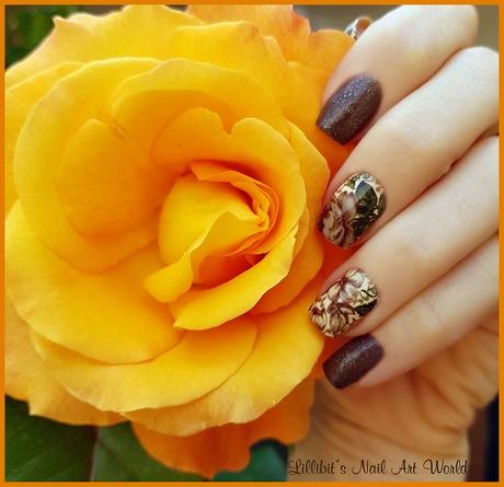 Manicura con water decals de flores marrones