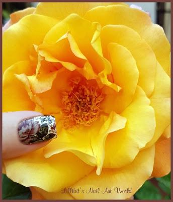 Manicura con water decals de flores marrones Manicura con water decals de flores marrones