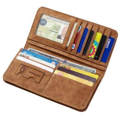 Foto de billetera larga casual bifold de cuero PU donde se aprecia la capacidad de almacenamiento en color marrón