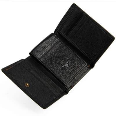 Foto de billetera clásica trifold de cuero natural mostrando su vista interior de tarjeteros en color negro
