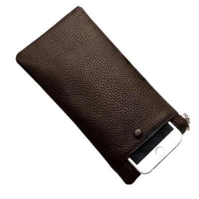 Foto de billetera larga con cierre y portacelular de cuero natural mostrando su bolsillo posterior en color café