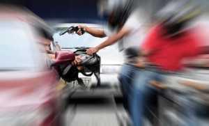 Un policía se tiroteó con dos rompevidrios y recuperó un bolso con $ 200.000