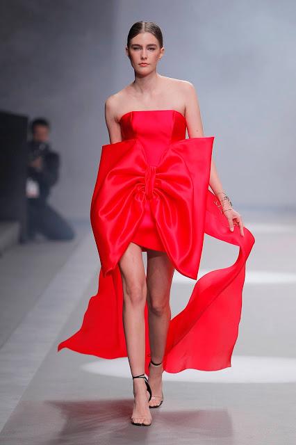 Isabel Sanchís se inspira en la cultura asiática para sus colecciones de fiesta y novia 2020 presentadas en Valmont Barcelona Bridal Fashion Week