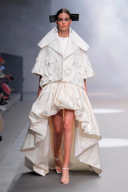 Isabel Sanchís se inspira en la cultura asiática para sus colecciones de fiesta y novia 2020 presentadas en Valmont Barcelona Bridal Fashion Week