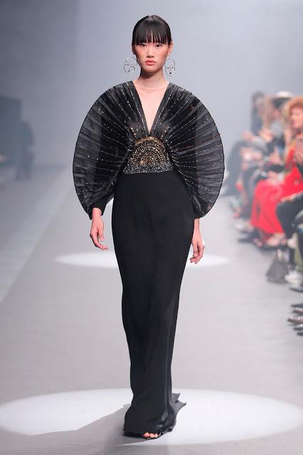 Isabel Sanchís se inspira en la cultura asiática para sus colecciones de fiesta y novia 2020 presentadas en Valmont Barcelona Bridal Fashion Week