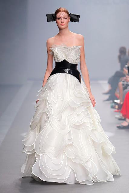 Isabel Sanchís se inspira en la cultura asiática para sus colecciones de fiesta y novia 2020 presentadas en Valmont Barcelona Bridal Fashion Week