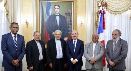 Danilo recibe a arzobispo Ozoria; participan Francisco Del Valle y Francisco Pagán.