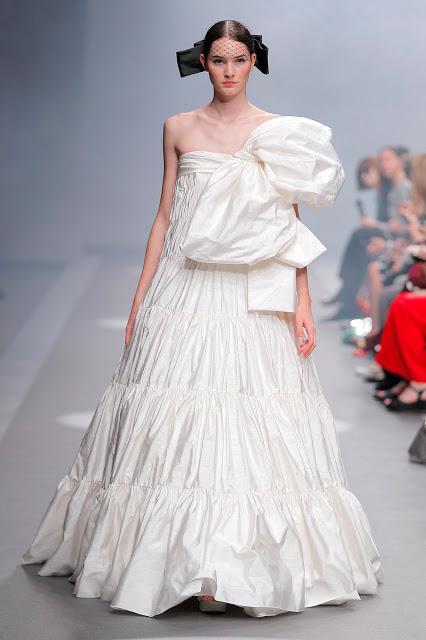 Isabel Sanchís se inspira en la cultura asiática para sus colecciones de fiesta y novia 2020 presentadas en Valmont Barcelona Bridal Fashion Week