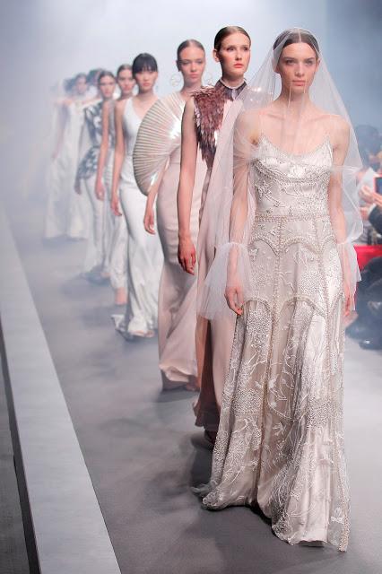 Isabel Sanchís se inspira en la cultura asiática para sus colecciones de fiesta y novia 2020 presentadas en Valmont Barcelona Bridal Fashion Week