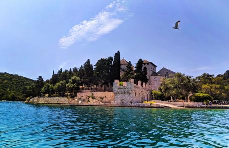 Bendictine-Monastery-of-St-Mary-from-the-water-at-Miljet-National-Park-Isle-of-Miljet-6 ▷ Navega en Croacia: 5 islas de Croacia que no te puedes perder en una aventura en velero