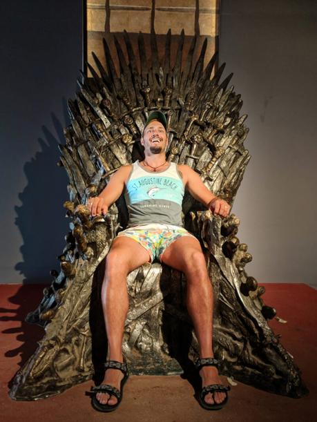 Rob-Taylor-sitting-on-Iron-Throne-GOT-Otok-Locrum-Island-Dubrovnik-Croatia-1 ▷ Navega en Croacia: 5 islas de Croacia que no te puedes perder en una aventura en velero