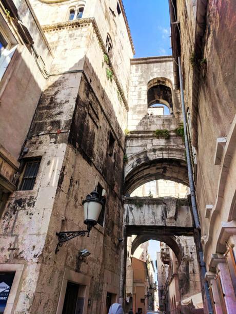 Narrow-ancient-bridges-over-passageways-in-Old-Town-Split-Croatia-1 ▷ Navega en Croacia: 5 islas de Croacia que no te puedes perder en una aventura en velero