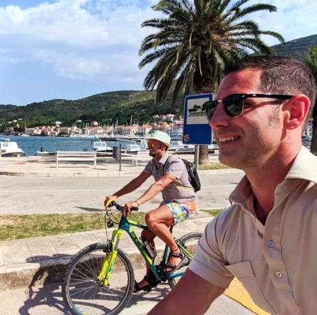 Chris-and-Rob-Taylor-riding-bikes-in-Vis-Croatia-1 ▷ Navega en Croacia: 5 islas de Croacia que no te puedes perder en una aventura en velero