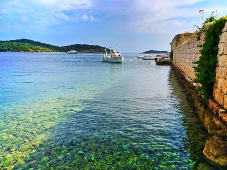Colorful-water-at-city-wall-Port-of-Vis-Croatia-1 ▷ Navega en Croacia: 5 islas de Croacia que no te puedes perder en una aventura en velero