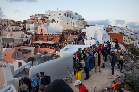 ▷ Dos lugares increíbles para ver la puesta de sol en Oia, Santorini Oia-Sunset-Crowds.jpg.optimal ▷ Dos lugares increíbles para ver la puesta de sol en Oia, Santorini