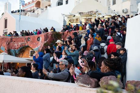 ▷ Dos lugares increíbles para ver la puesta de sol en Oia, Santorini Crowds-in-Santorini.jpg.optimal ▷ Dos lugares increíbles para ver la puesta de sol en Oia, Santorini