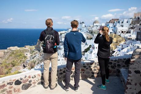 ▷ Dos lugares increíbles para ver la puesta de sol en Oia, Santorini At-the-Viewpoint.jpg.optimal ▷ Dos lugares increíbles para ver la puesta de sol en Oia, Santorini