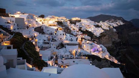 ▷ Dos lugares increíbles para ver la puesta de sol en Oia, Santorini Oia-at-Night.jpg.optimal ▷ Dos lugares increíbles para ver la puesta de sol en Oia, Santorini