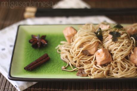 WOK DE NOODLES CON SALMÓN, AROMATIZADOS CON ANÍS Y CANELA