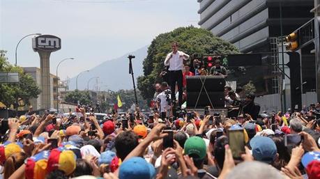Guaidó reaparece en una marcha en Caracas. EFE