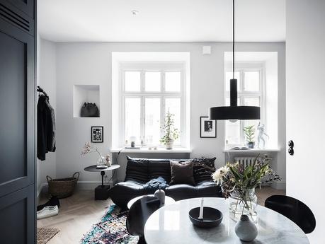 Un apartamento  escandinavo decorado en tonos azules.