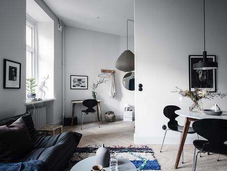 Un apartamento  escandinavo decorado en tonos azules.