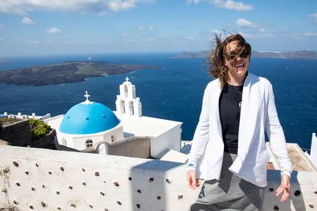 Me-in-Santorini.jpg.optimal ▷ 20 cosas increíbles que hacer en Santorini, Grecia