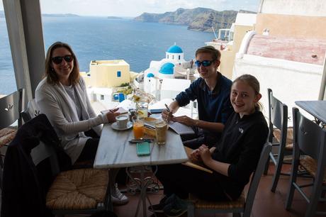 At-a-Cafe-in-Oia.jpg.optimal ▷ 20 cosas increíbles que hacer en Santorini, Grecia