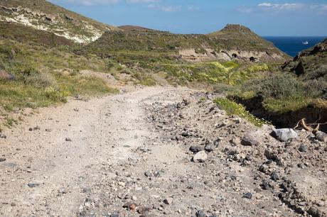 Road-to-White-Beach.jpg.optimal ▷ 20 cosas increíbles que hacer en Santorini, Grecia