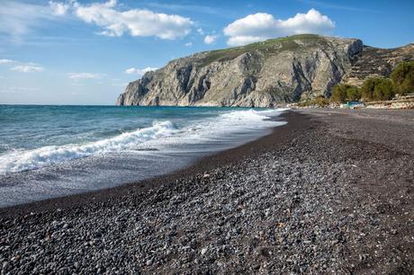 Kamari-Beach.jpg.optimal ▷ 20 cosas increíbles que hacer en Santorini, Grecia