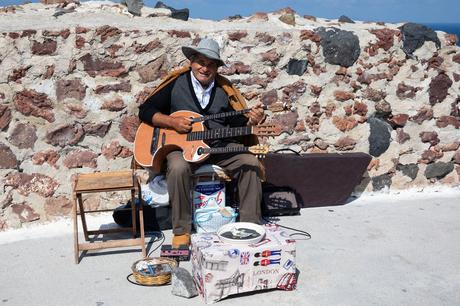 Oia-Musician.jpg.optimal ▷ 20 cosas increíbles que hacer en Santorini, Grecia