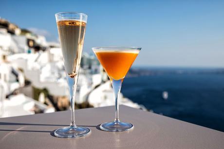 Cocktails-in-Santorini.jpg.optimal ▷ 20 cosas increíbles que hacer en Santorini, Grecia