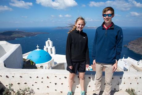 Tyler-and-Kara-in-Santorini.jpg.optimal ▷ 20 cosas increíbles que hacer en Santorini, Grecia