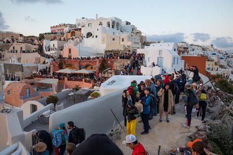 Santorini-Sunset-Crowds.jpg.optimal ▷ 20 cosas increíbles que hacer en Santorini, Grecia