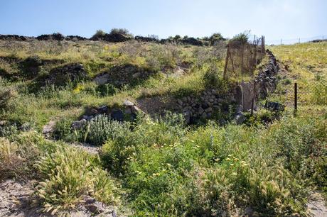 ▷ 20 cosas increíbles que hacer en Santorini, Grecia Trail-to-White-Beach.jpg.optimal ▷ 20 cosas increíbles que hacer en Santorini, Grecia